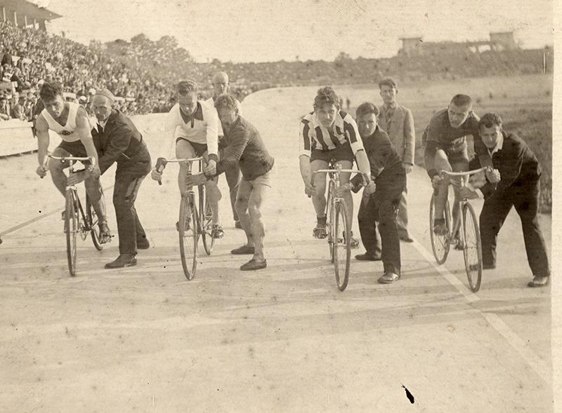 Картинка Старт гонки на треке в 1932 году